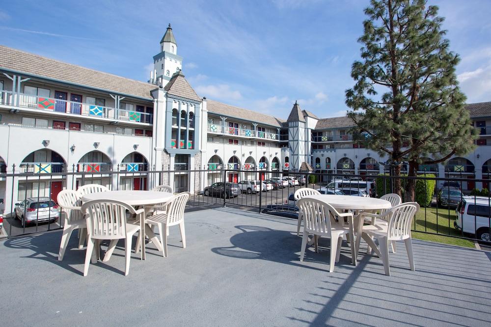 Castle Inn And Suites Anaheim Exterior photo