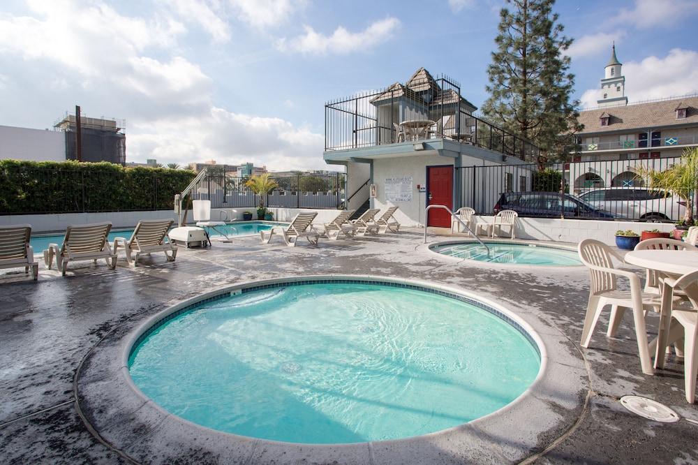 Castle Inn And Suites Anaheim Exterior photo