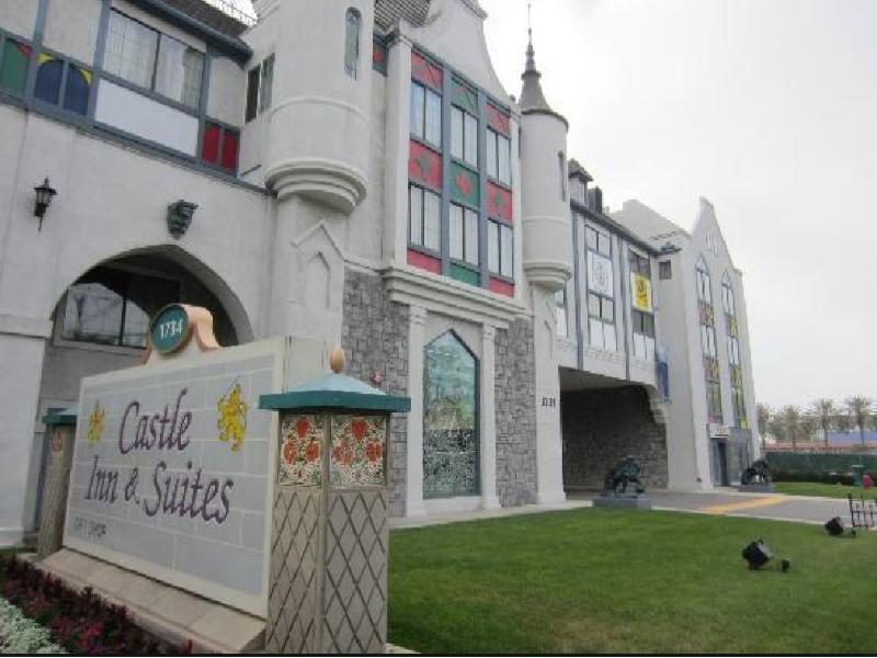 Castle Inn And Suites Anaheim Exterior photo