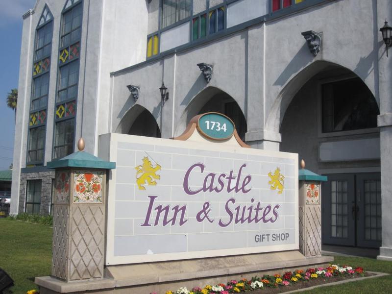 Castle Inn And Suites Anaheim Exterior photo